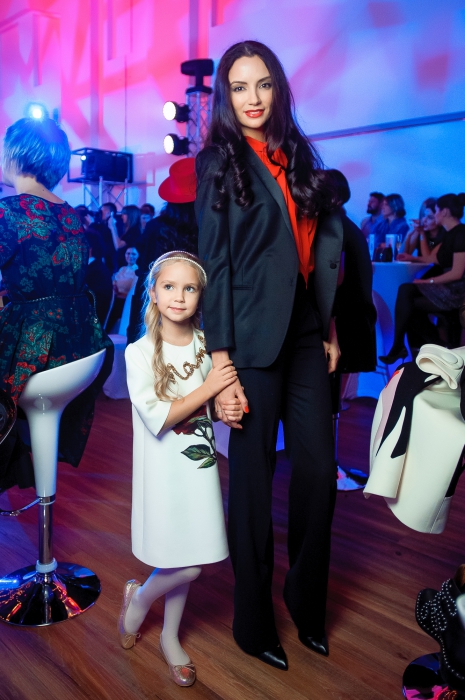 Влада Смекалова в брюках Saint Laurent, рубашке Gucci и пиджаке Freda с дочкой Златой в Dolce & Gabbana