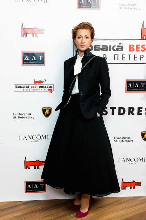Екатерина Кондаурова в блузе Boss, туфлях Christian Dior, юбке и пиджаке, сшитыми на заказ