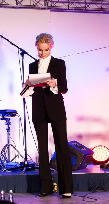 Алиса Вокс в Saint Laurent и Alexander McQueen