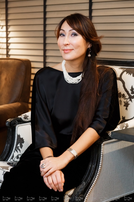 Елена Бадмаева Свои коллекции модельер часто посвящает городским фетишам, отчего собирает на показах сливки городской буржуазии. Сама Елена одевается