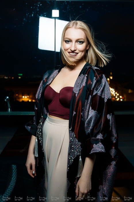 Анастасия Докучаева Работа дизайнером одежды дает Анастасии одно важное преимущество: одна ночь — и готов новый аутфит. Шоколадная шелковая пижама с