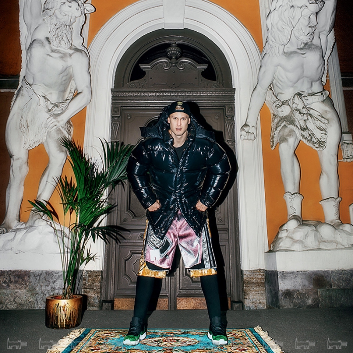 Пуховик Marc by Marc Jacobs, брюки Damir Doma, шорты Nasir Mazhar (все — Au Pont Rouge), бейсболка Versace, кроссовки Jordan 11Low с кожей змеи.