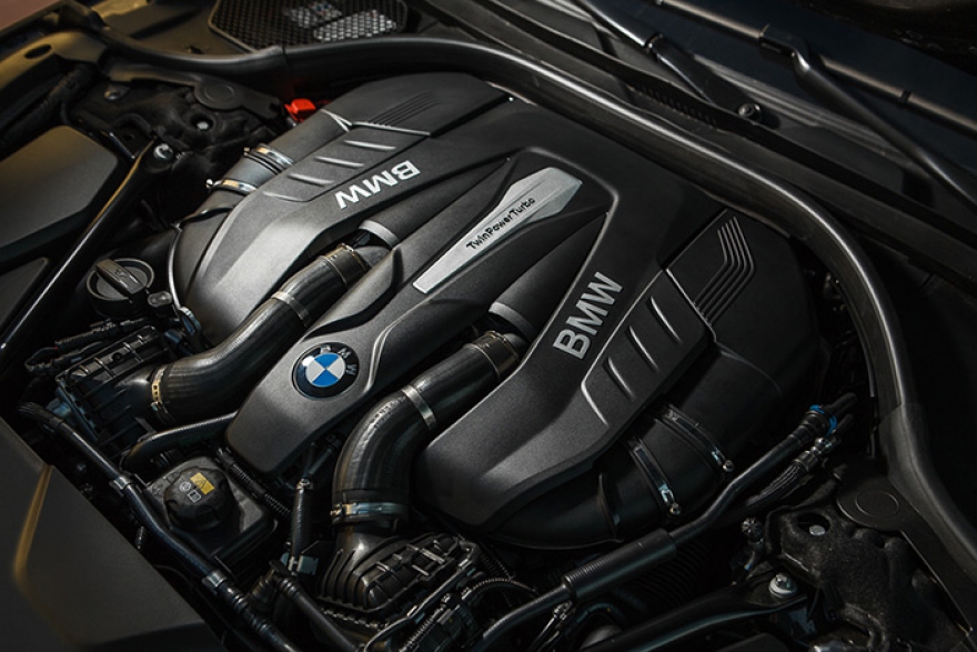 450 лошадиных сил — мощность усовершенство ванного двигателя V8 с рабочим объемом 4,4 литра.