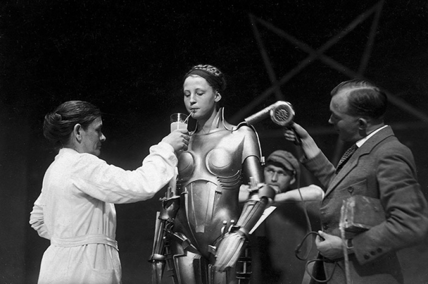 Роботы Имена самых знаменитых роботов из лукасовских фильмов — R2-D2 и C-3PO — ничего не обозначают и никак не расшифровываются. Золотого дроида C-3PO