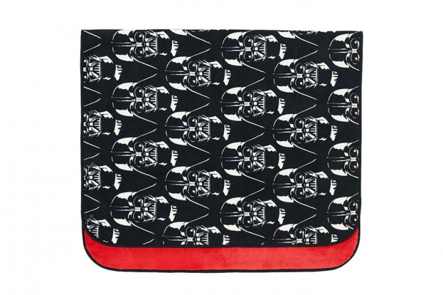 Двусторонний плед Uniqlo, 1 999 руб. (Uniqlo)