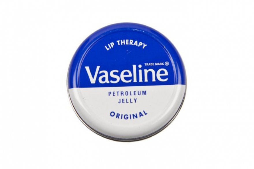 Вазелин Анастасия Докучаева, дизайнер «Главной находкой за последние полгода для меня стал косметический вазелин: утром, перед сном, в течение дня — и