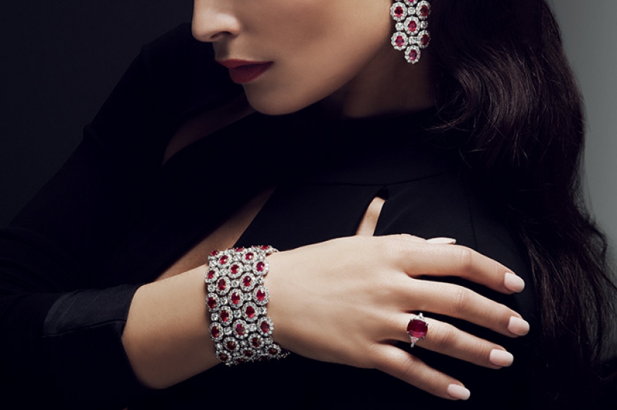 Идеальные камни в оправах из белого золота прибыли с гастролями в бутик Korloff до января. При должном рвении их можно и купить: растаможивание займет