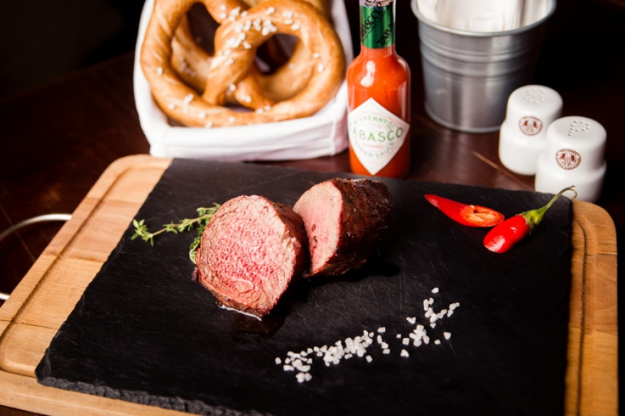Стейк из мяса молодого бычка в Schneider Weisses Brauhaus Вырезка – наиболее ценная часть туши. Подреберная мышца, которая находится в поясничной
