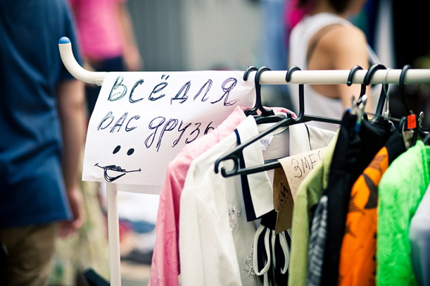 Новогодний garage sale в «Этажах» Дружеская сезонная барахолка объявила о зимней встрече. Учитывая предновогоднее стремление избавиться от всех не