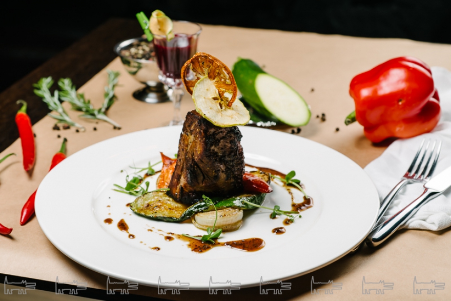 Глазированный свиной окорок с овощами