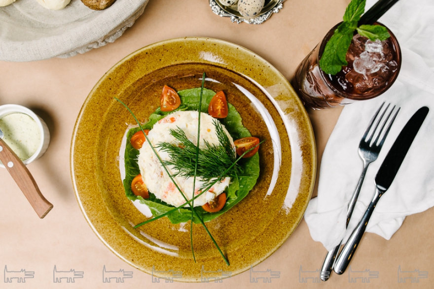 Овощной салат с копченой треской