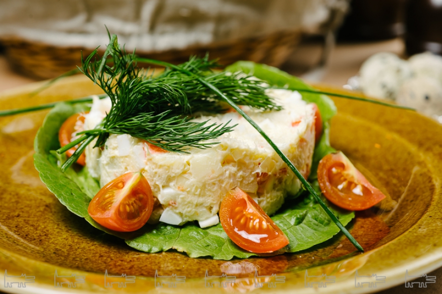 Овощной салат с копченой треской