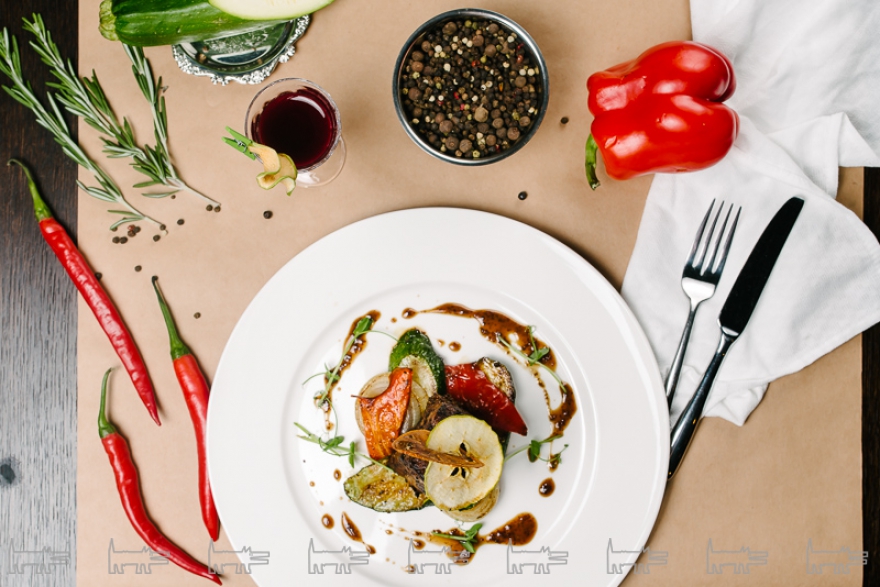 Глазированный свиной окорок с овощами