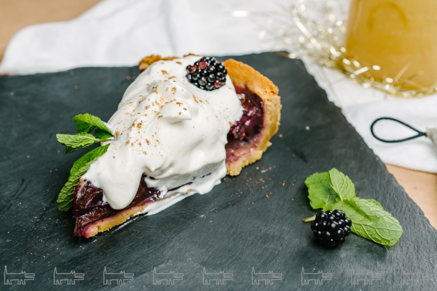 Деревенский пирог со сливой