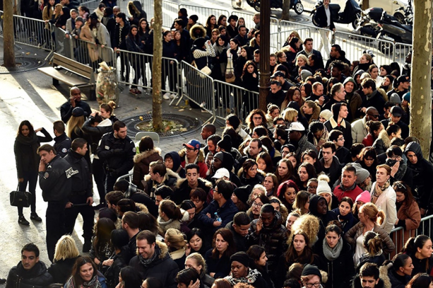 Очередь накануне старта продаж коллекции Balmain x H&M в Париже