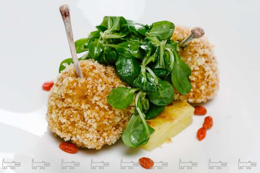 Котлеты по-киевски с гратеном и ягодами годжи