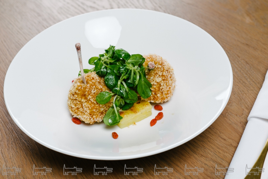 Котлеты по-киевски с гратеном и ягодами годжи