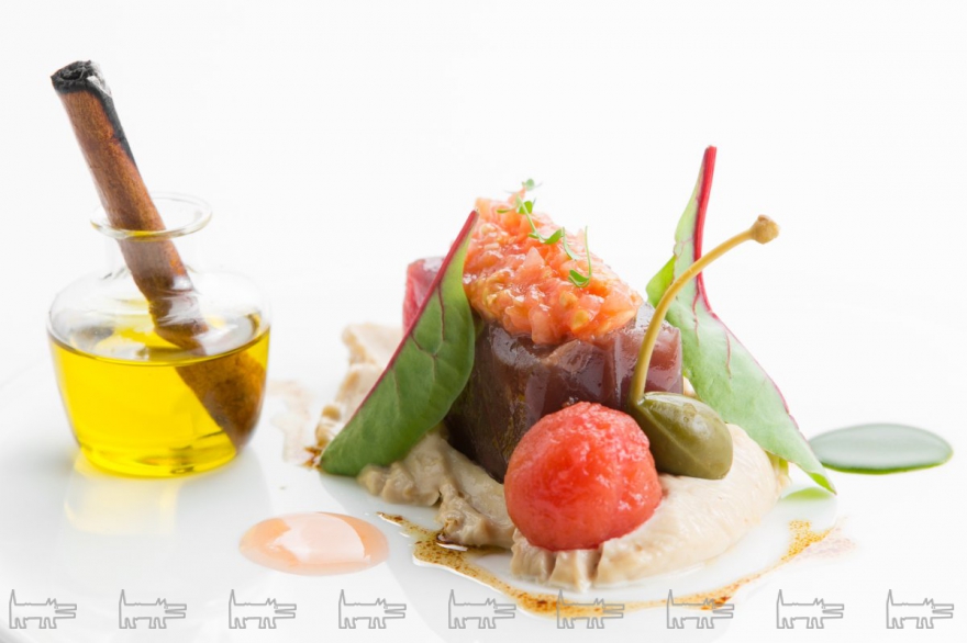 Тунец с кунжутной пастой