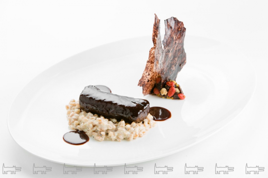 Корейка карельского оленя с пюре из чернослива и бумагой из темного шоколада