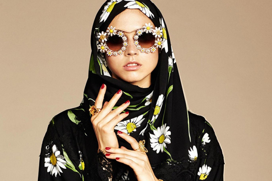 Dolce & Gabbana теперь выпускают абайи и хиджабы На днях стало известно, что модный дом готовится представить линию одежду для мусульманских женщин. В