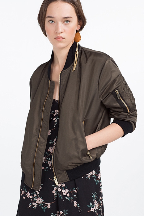 Бомбер Zara, 3 999 руб.