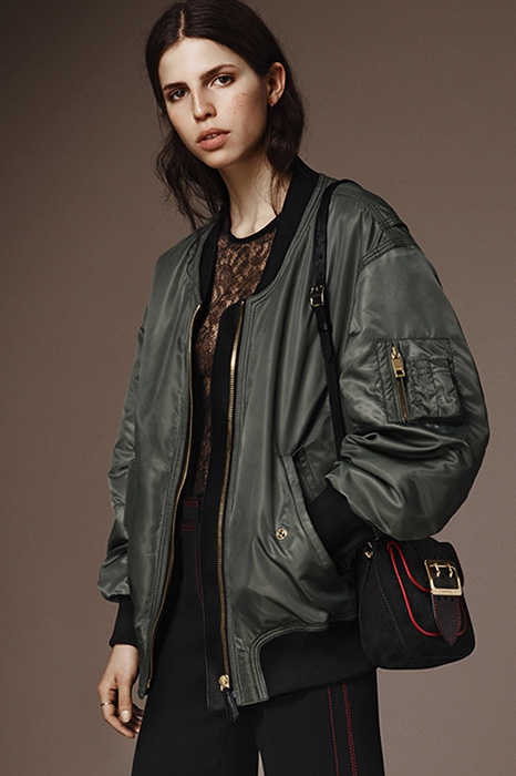 Бомбер Burberry, 60 000 руб.