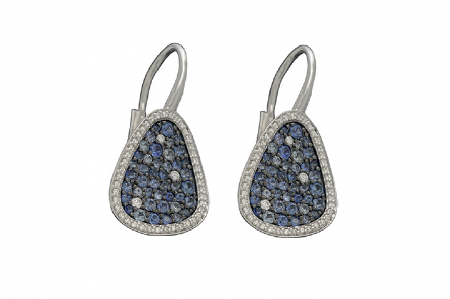 Chips, Indygo Ювелирный парадокс: неправильная геометрическая форма плюс не совпадающие по оттенку драгоценные камни равно идеальным серьгам.