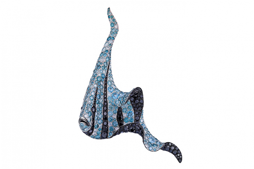 Pesci, Palmiero Рыба-молот совершенно теряется, когда навстречу выплывает рыба-брошь, которую магистр ювелирного мощения Карло Пальмьеро сотворил из