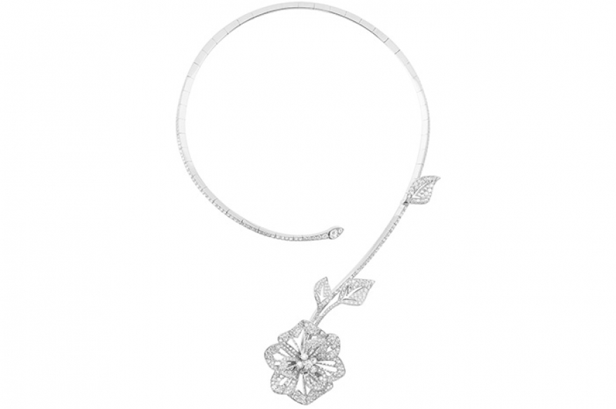 Pensee de Diamants, Boucheron Классику паве — камни по цвету сливаются с крапанами — издали в Boucheron. Анютины глазки на колье в форме