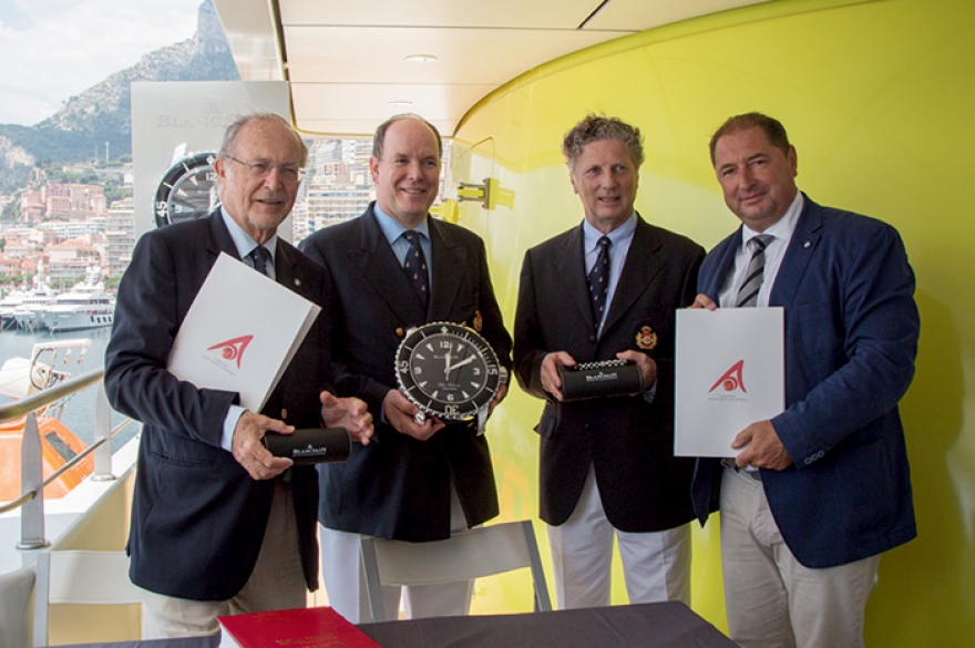 Князь Монако Альбер II с яхтсменом Франсуа Фиатом и вице-президентами Blancpain Бернаром Фотрие и Аленом Деламуразом