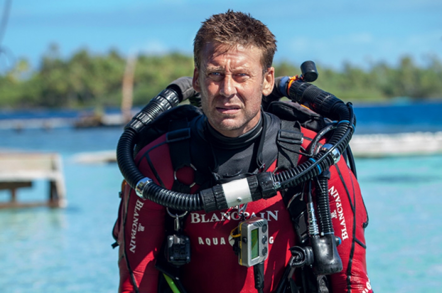 Подводный фотограф Лоран Баллеста перед погружением в Южной Африке, 2013 год
