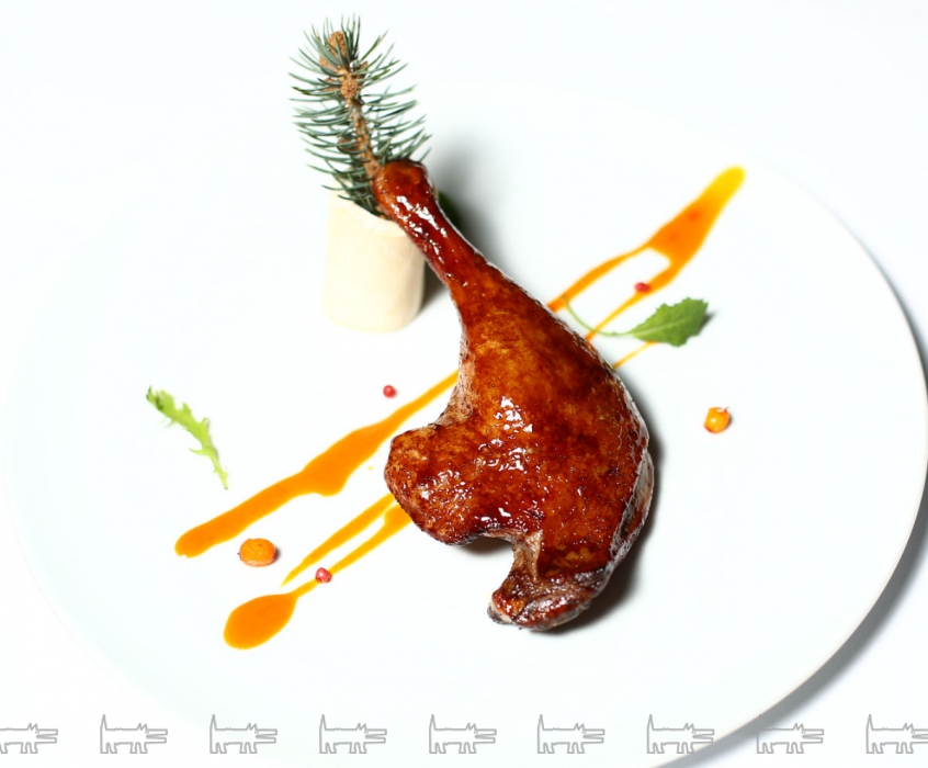 Утиная ножка с облепиховым соусом, томленая в медовухе