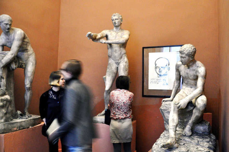 Выставка Павла Пепперштейна Сын патриарха московского концептуализма Виктора Пивоварова, в конце 1980-х придумал «младоконцептуализм» — тот же принцип