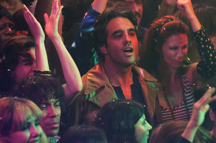 Сериал «Винил» Ради премьеры этого телешоу выпускающая его студия HBO даже перенесла выход своих же «Игр престолов», и понятно, почему. Во-первых, над