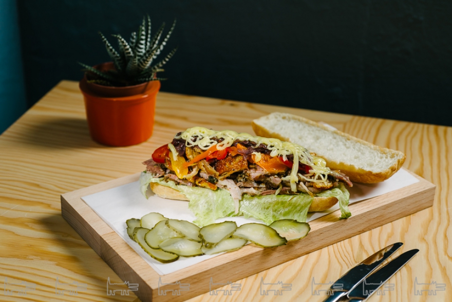 Сендвич с поркеттой в Bread & Meat