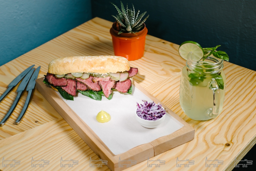 Сендвич с пастрами в Bread & Meat