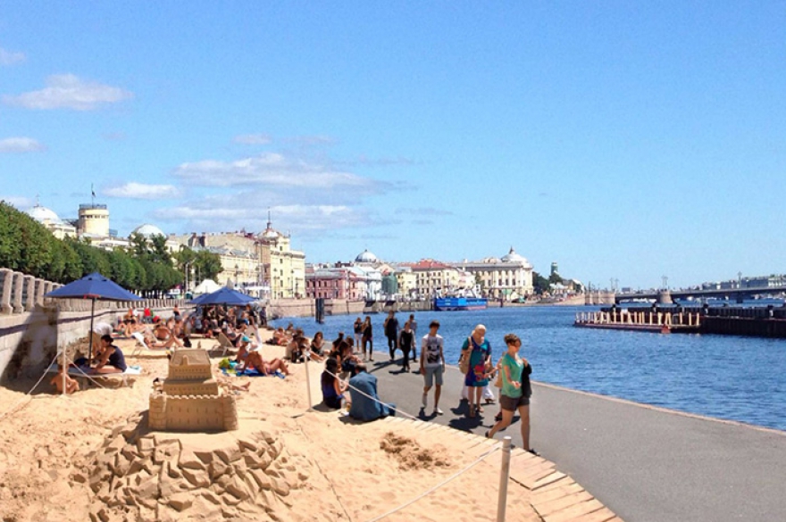 Пляж на набережной Лейтенанта Шмидта На один месяц лета территорию набережной превратят в песчаную зону отдыха с шезлонгами, там же организуют маркеты