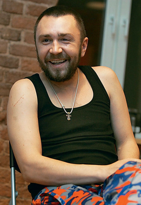 Сергей Шнуров, 2008 год Лидер группировки "Ленинград" и главный царь Инстаграма нарушает все законы эволюции стиля, калейдоскопом меняя треники с