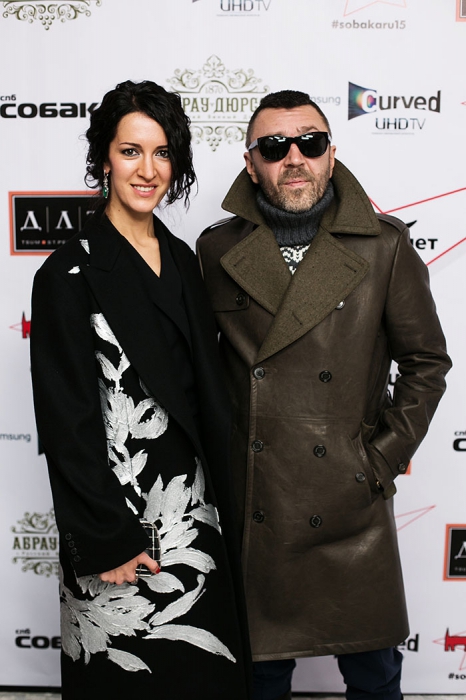 Сергей и Матильда Шнуровы, 2015 год И фигачить на гитаре в офигительном костюме со дня встречи со своей женой Мавтильдой ему стало еще веселее