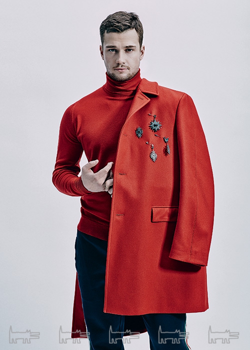 На Егоре Яковлеве: водолазка Paul Smith (Paul Smith), пальто Dries Van Noten (ДЛТ), треники Our Legacy (Mint), туфли Saint Laurent, кольцо и булавка