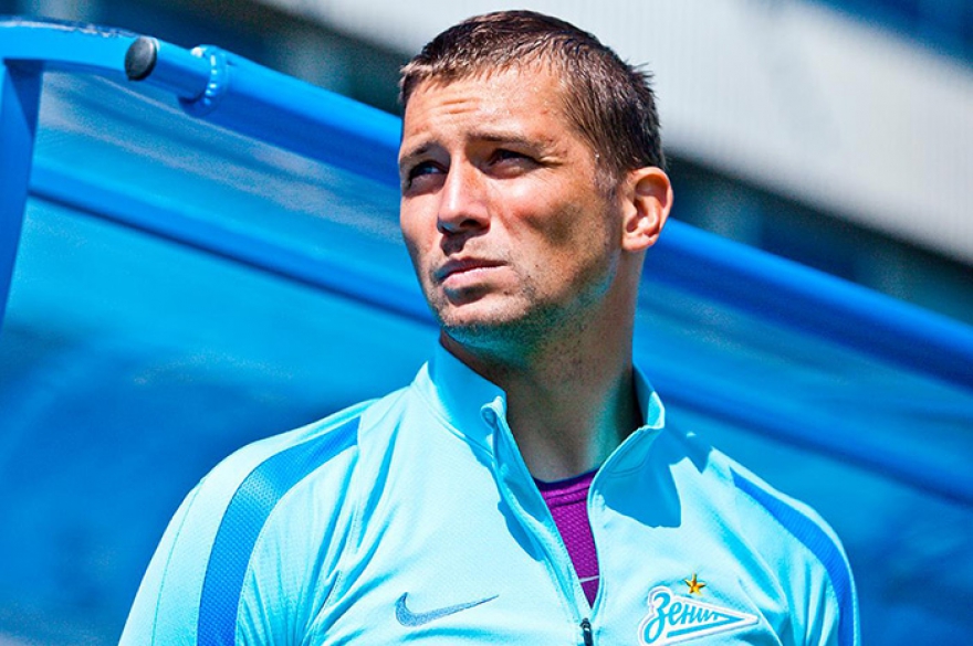 Михаил Кержаков 28 лет Александр Кержаков не только уступил младшему брату место в «Зените», но и передал «по наследству» сонм девичьих сердец, по