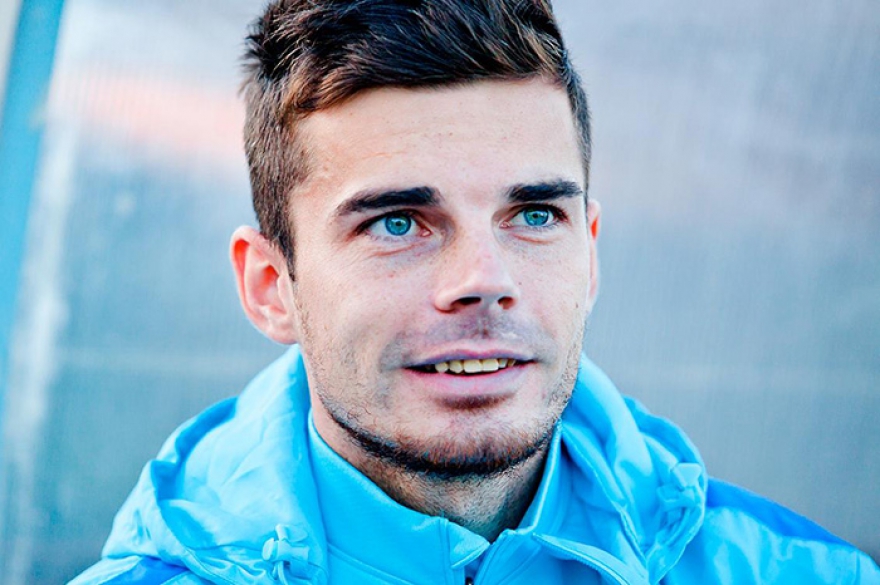 Артур Юсупов 26 лет А вот игроку под номером 14 на роду написан сине-бело-голубой дресскод: до перехода в «Зенит» Артур полузащищал ворота московского