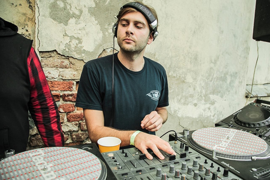 Николай Фатьянов 28 лет «Дружба» сделала его королем тусовки: в почившем баре на Лиговском, 39, при галерее «Сто своих», Fanick начал свою карьеру