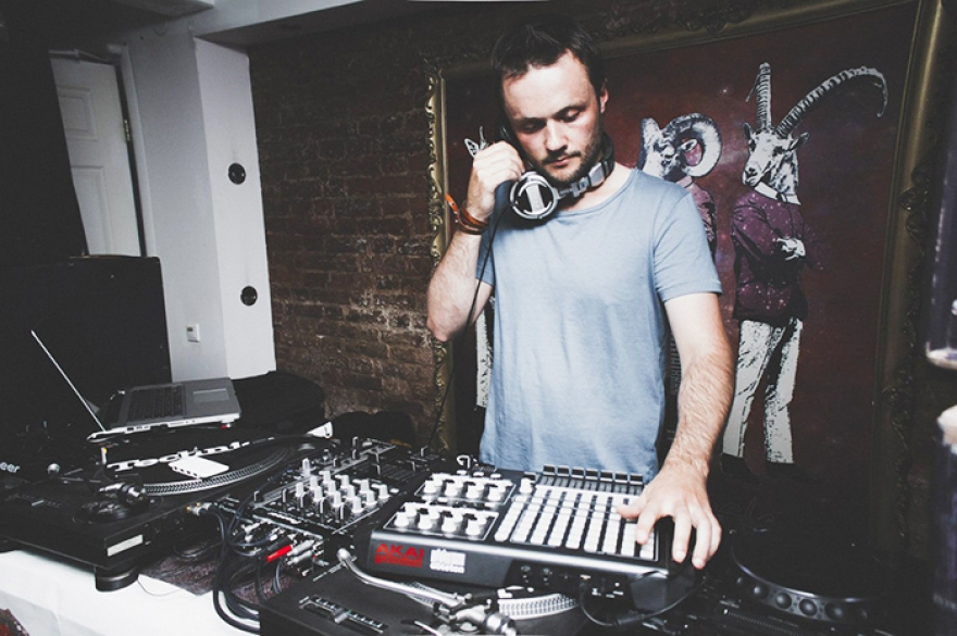 Роман Бромич 33 года Адепт техно технично вписался в театральную среду: в спектакле «Игрок» БДТ он ставит треки для сольных партий Светланы Крючковой