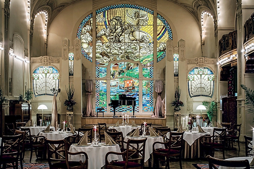 Ресторан «Европа» украшен большим витражом