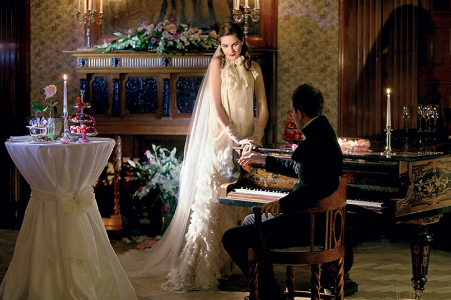 Молодожены получают в подарок от отеля люкс-апартаменты на первую брачную ночь.