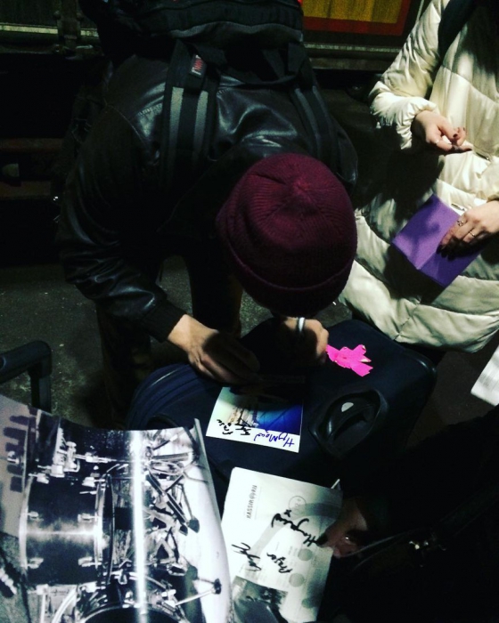 «Подкараулили только няшных музыкантов ^^ они общительные, раздали всем автографы. Земфира как сказали они быстро уехала.. Сегодня концерт в Самаре