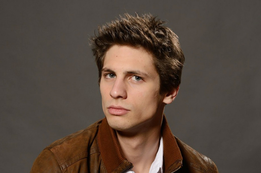 Александр Молочников 23 года Чтобы увидеть артиста Молочникова, петербуржцам нужно либо пойти в кино на мелодраматический триллер Романа Волобуева