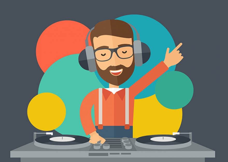 Диджей Эволюция найтлайфа сделала из диджея музыканта. Сегодняшний герой хайповой вечеринки не может встать за пульт с ноутбуком и флешкой — настоящий