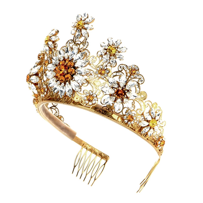 Главный аксессуар лета — тиару — миланские кудесники из Dolce & Gabbana подают с барочной щедростью. Доменико и Стефано собрали мудборд из винтажных